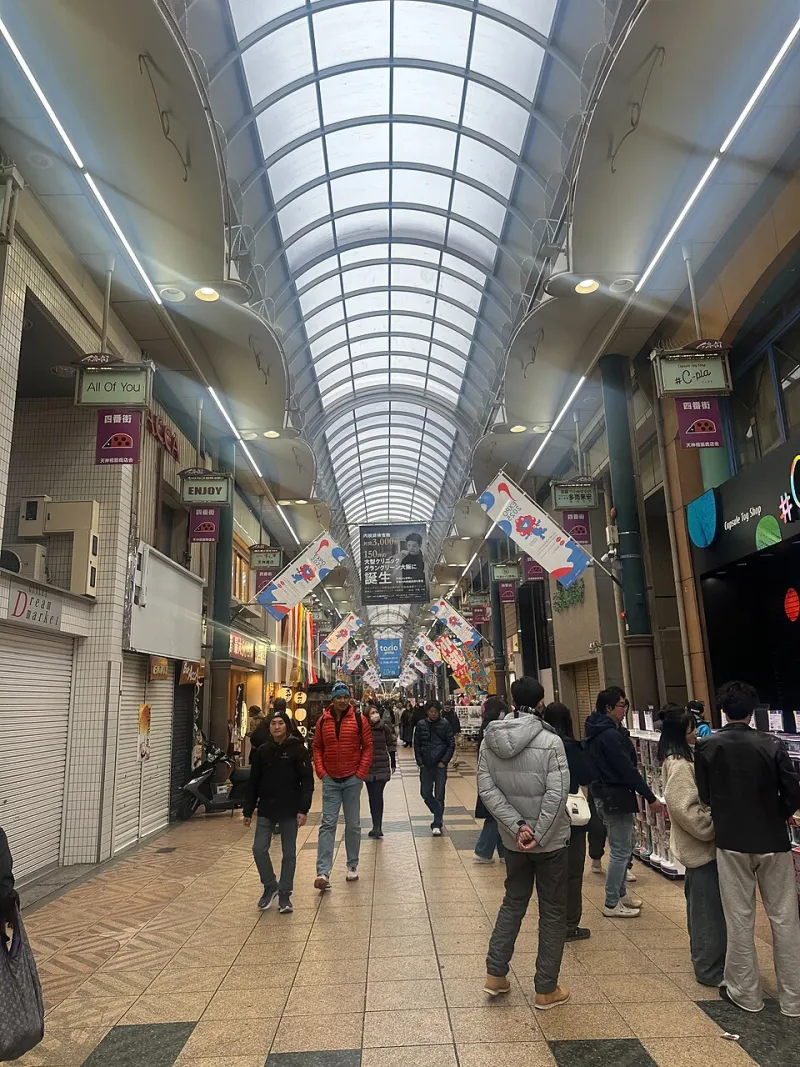 Quand la pluie s'invite : notre itinéraire couvert de Shinsaibashi à Tenjinbashisuji pour flâner sans parapluie (enfin si, mais quand même)